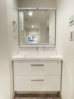 【独立洗面台】 | シャワー付きで忙しい朝にも身支度に便利な独立洗面化粧台