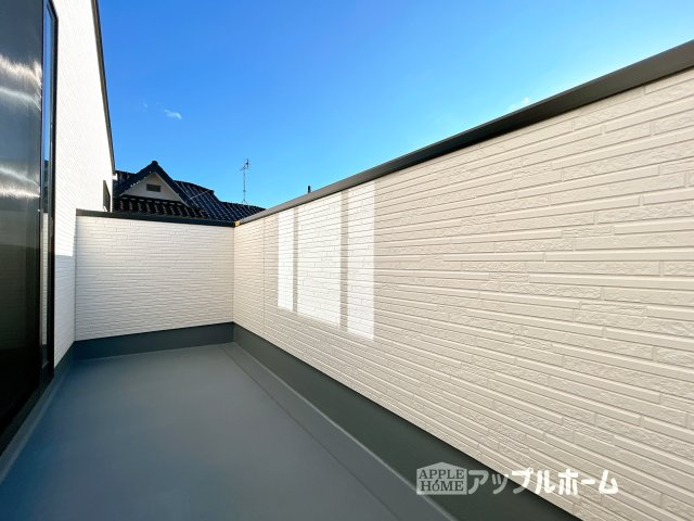 【新築住宅】熊谷市石原 第6期のバルコニー|家族分の洗濯物もしっかり干せます。日当たりも良く、毎日のお洗濯が楽しくなりそう♪お布団は手軽に干せていつもポカポカに☆