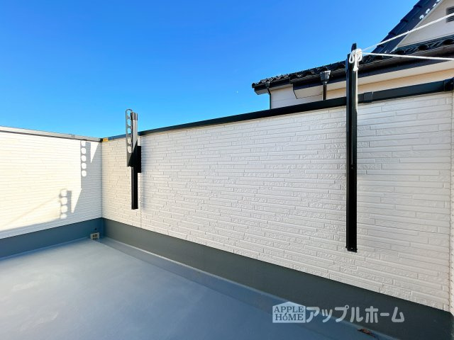 【新築住宅】熊谷市石原 第6期のバルコニー|家族分の洗濯物もしっかり干せます。日当たりも良く、毎日のお洗濯が楽しくなりそう♪お布団は手軽に干せていつもポカポカに☆