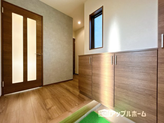 【新築住宅】熊谷市石原 第6期の玄関|住まう人も来客も入った時にワクワクさせてくれるオシャレな玄関♪収納もたっぷりあるので、靴がたくさんあっても安心！