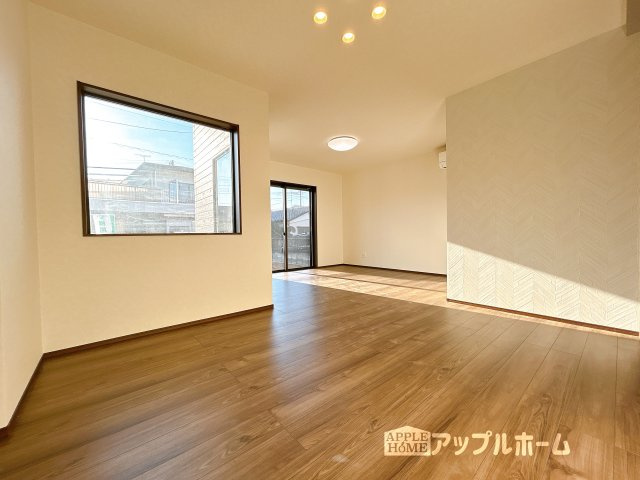 【新築住宅】熊谷市石原 第6期の居間・リビング|窓から差し込む光で家族を温かく包み込みます。明るいリビングで子育てする喜びを☆いつでも見学可能です！