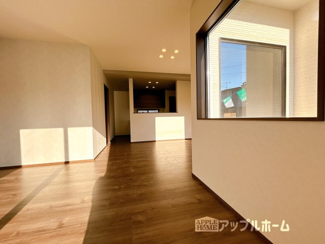 【新築住宅】熊谷市石原 第6期の居間・リビング|広々リビング×対面キッチンで家族の会話も弾みます♪家族団らんの秘訣は間取りにあり☆夢のマイホームを一緒に叶えましょう！