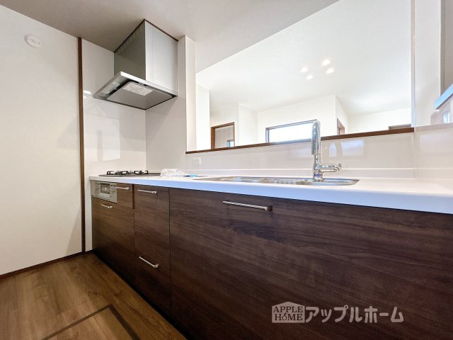 【新築住宅】熊谷市石原 第6期のキッチン|対面式キッチンは、家族のコミュニケーションを育み、子育て家族にも好適なプラン！リビングで寛ぐご家族をいつも感じられます♪会話を楽しみながら家事ができ、小さいお子様がいても安心です！