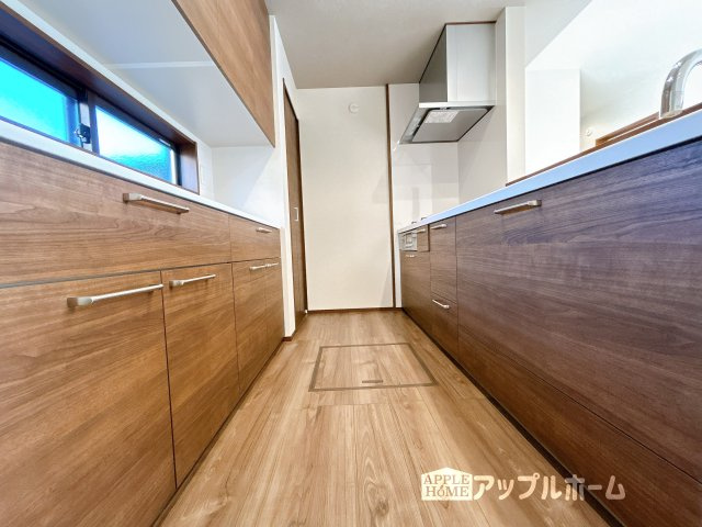 【新築住宅】熊谷市石原 第6期のキッチン|見栄えもよくお手入れもスムーズに出来ます。豊富な収納力もございますので、キッチンスペースをスッキリとお使い頂けそうです。