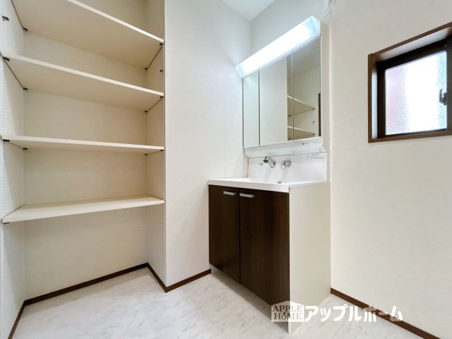 【新築住宅】熊谷市石原 第6期の独立洗面台|ゆとりの洗面スペースで朝の身支度も快適スムーズに。３面鏡で髪のセットやお化粧もストレスなくこなせ、朝から気分良く通勤通学に向かえそうですね！鏡の裏にはたっぷりと収納スペースを標準装備