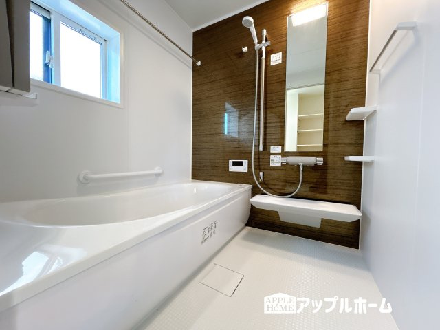 【新築住宅】熊谷市石原 第6期の浴室|窓付きのバスルームは、採光もあり明るく気持ちの良い空間です。窓があることで、換気環境も良好。掃除もスムーズに出来ます