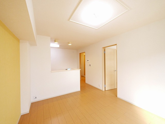 アルカンシエルⅡの居間・リビング|こちらのリビングで趣味の時間をお楽しみください