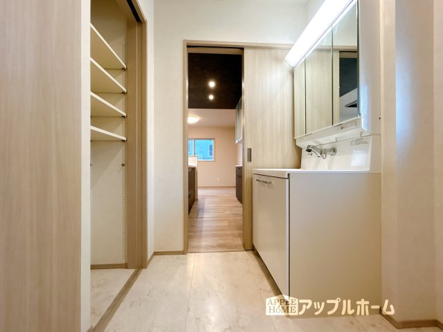 【新築住宅】熊谷市石原 第4期の独立洗面台|暮らしを快適にする三面鏡仕様の洗面化粧台。収納力と機能性に優れた使いやすい設備で、忙しい朝の身支度もスムーズに♪