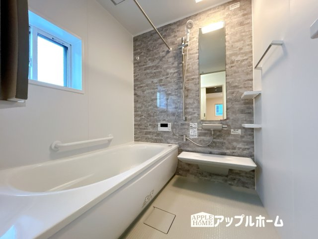 【新築住宅】熊谷市石原 第4期の浴室|窓付きのバスルームは、採光もあり明るく気持ちの良い空間です。窓があることで、換気環境も良好。掃除もスムーズに出来ます
