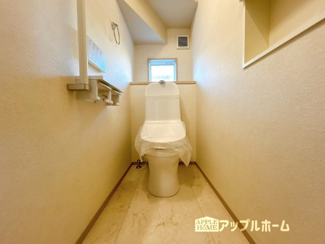 【新築住宅】熊谷市石原 第4期のトイレ|温水洗浄器付き便座を標準装備してます♪窓付きで明るく、快適空間となっております。毎日使う場所だからこその配慮です。