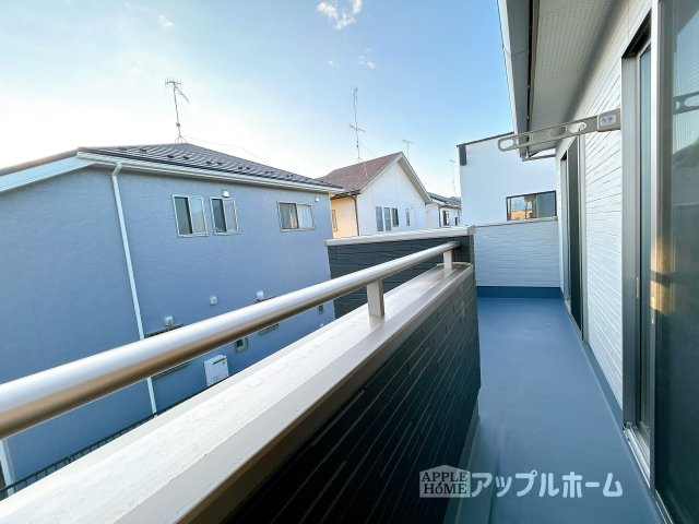 【新築住宅】熊谷市石原 第4期のバルコニー|家族分の洗濯物もしっかり干せます。日当たりも良く、毎日のお洗濯が楽しくなりそう♪お布団は手軽に干せていつもポカポカに☆
