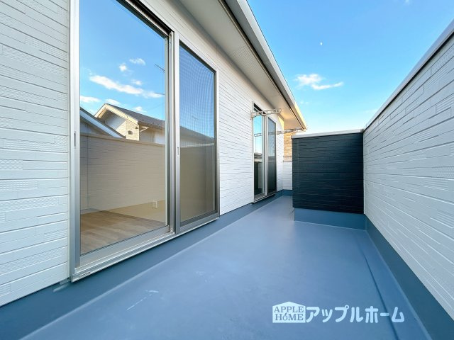 【新築住宅】熊谷市石原 第4期のバルコニー|家族分の洗濯物もしっかり干せます。日当たりも良く、毎日のお洗濯が楽しくなりそう♪お布団は手軽に干せていつもポカポカに☆