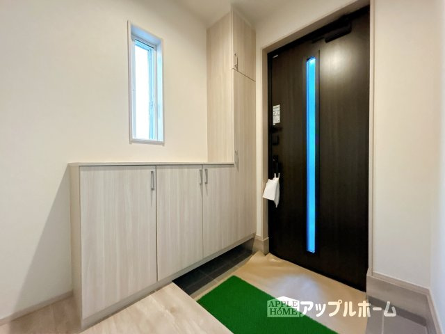 【新築住宅】熊谷市石原 第4期の玄関|明るくて清潔感溢れる玄関。便利な下駄箱収納付きです♪散らかりがちな玄関もすっきりと片付きます。