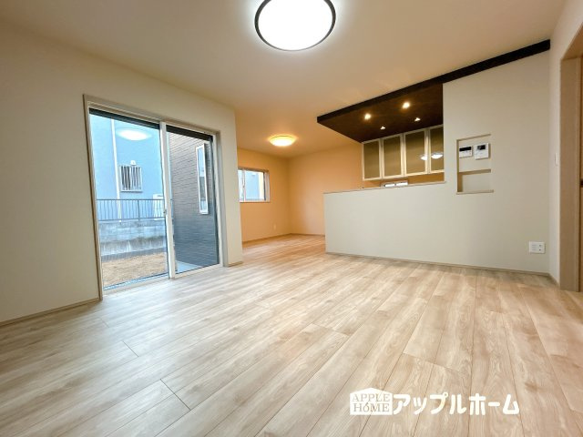【新築住宅】熊谷市石原 第4期の居間・リビング|窓から差し込む光で家族を温かく包み込みます。明るいリビングで子育てする喜びを☆いつでも見学可能です！