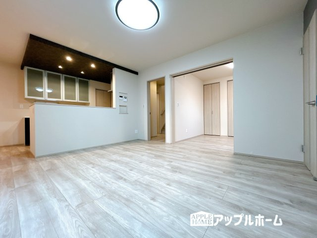 熊谷市石原 第4期の洋室|人気の対面式キッチンで会話も弾みます！お食事の準備をしながらでもご家族とのコミュニケーションを楽しめますね♪友人とのホームパーティーも可能です☆