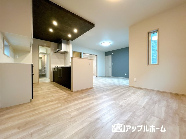 【新築住宅】熊谷市石原 第4期の居間・リビング|広々リビング×対面キッチンで家族の会話も弾みます♪家族団らんの秘訣は間取りにあり☆夢のマイホームを一緒に叶えましょう！