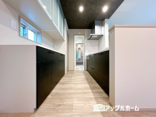 【新築住宅】熊谷市石原 第4期のキッチン|見栄えもよくお手入れもスムーズに出来ます。豊富な収納力もございますので、キッチンスペースをスッキリとお使い頂けそうです。
