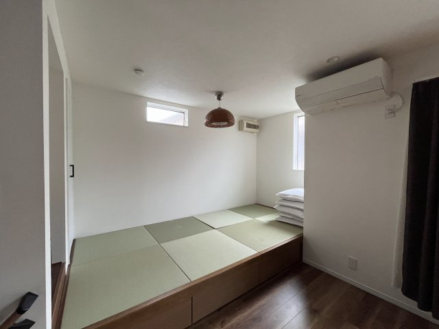 豊中市上野西２丁目　中古戸建の居間・リビング|リビング隣の畳コーナーです