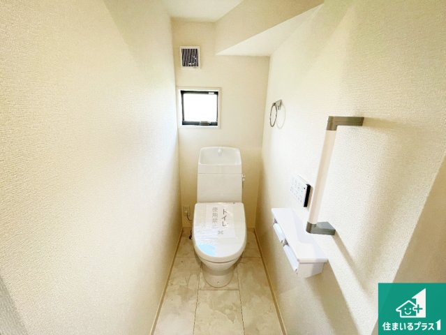 ●大和郡山市矢田町　新築一戸建てのトイレ|1・2階の2ヶ所にあるので、朝の忙しい時間の順番待ちもなく、深夜の利用にも大変便利です。
