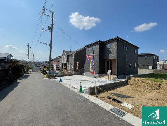 ●大和郡山市矢田町　新築一戸建ての前面道路含む現地写真|周辺は閑静な住宅街！前面道路広々で車の出し入れも便利です。駐車が苦手な方でも安心して車庫入れできます！