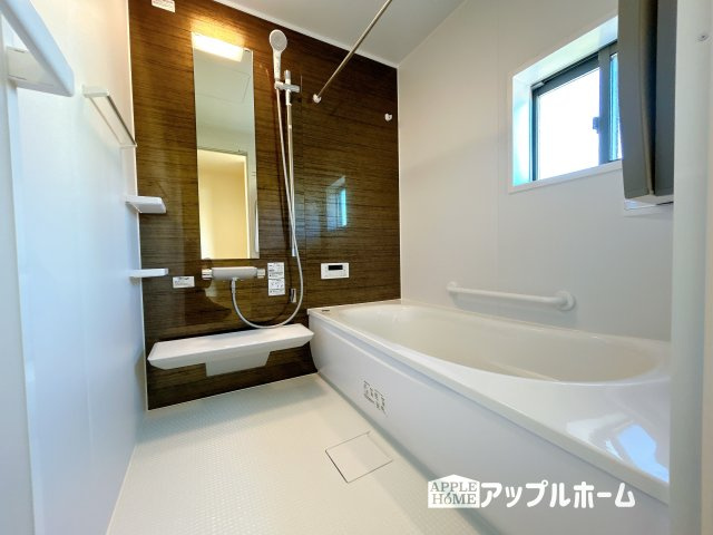 【新築住宅】熊谷市小島 第1期の浴室|窓付きのバスルームは、採光もあり明るく気持ちの良い空間です。窓があることで、換気環境も良好。掃除もスムーズに出来ます