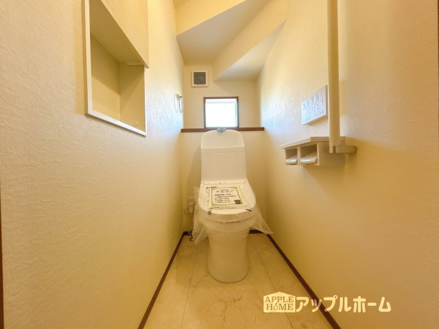 【新築住宅】熊谷市小島 第1期のトイレ|温水洗浄器付き便座を標準装備してます♪窓付きで明るく、快適空間となっております。毎日使う場所だからこその配慮です。