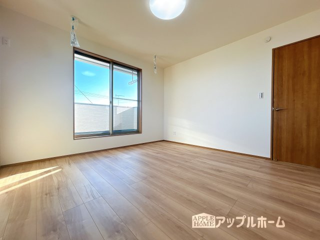 【新築住宅】熊谷市小島 第1期の洋室|居室は全室収納あり！たっぷりある収納活用でお部屋もキレイを保てます♪