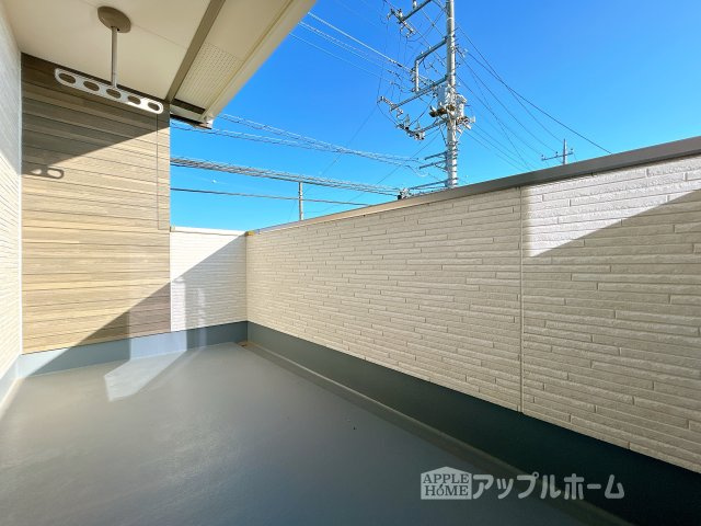 【新築住宅】熊谷市小島 第1期のバルコニー|家族分の洗濯物もしっかり干せます。日当たりも良く、毎日のお洗濯が楽しくなりそう♪お布団は手軽に干せていつもポカポカに☆
