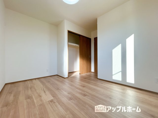 【新築住宅】熊谷市小島 第1期の洋室|居室は全室収納あり！たっぷりある収納活用でお部屋もキレイを保てます♪