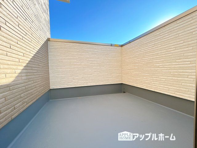 【新築住宅】熊谷市小島 第1期のバルコニー|家族分の洗濯物もしっかり干せます。日当たりも良く、毎日のお洗濯が楽しくなりそう♪お布団は手軽に干せていつもポカポカに☆