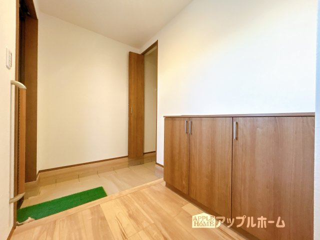 【新築住宅】熊谷市小島 第1期の玄関|明るくて清潔感溢れる玄関。便利な下駄箱収納付きです♪散らかりがちな玄関もすっきりと片付きます。