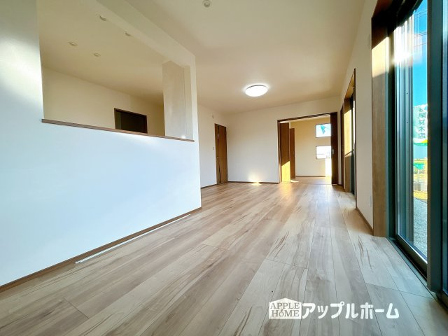 【新築住宅】熊谷市小島 第1期の居間・リビング|大きな窓のあるリビングは、陽光あふれる明るい空間です。居心地良く、ご家族皆がゆったり寛げる憩いの空間となりそうです。