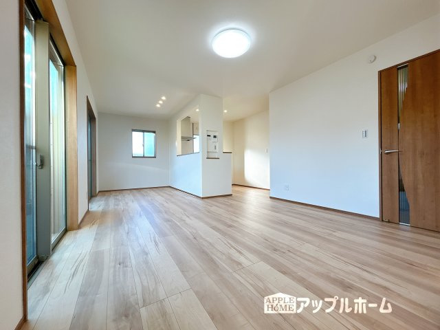 【新築住宅】熊谷市小島 第1期の居間・リビング|広々リビング×対面キッチンで家族の会話も弾みます♪家族団らんの秘訣は間取りにあり☆夢のマイホームを一緒に叶えましょう！