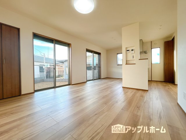 【新築住宅】熊谷市小島 第1期の居間・リビング|窓から差し込む光で家族を温かく包み込みます。明るいリビングで子育てする喜びを☆いつでも見学可能です！