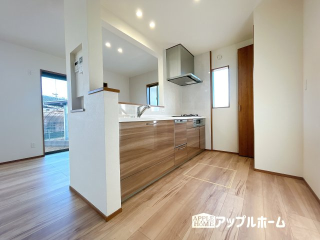 【新築住宅】熊谷市小島 第1期のキッチン|対面式キッチンは、家族のコミュニケーションを育み、子育て家族にも好適なプラン！リビングで寛ぐご家族をいつも感じられます♪会話を楽しみながら家事ができ、小さいお子様がいても安心です！