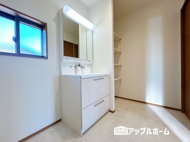 【新築住宅】熊谷市小島 第1期の独立洗面台|ゆとりの洗面スペースで朝の身支度も快適スムーズに。３面鏡で髪のセットやお化粧もストレスなくこなせ、朝から気分良く通勤通学に向かえそうですね！鏡の裏にはたっぷりと収納スペースを標準装備