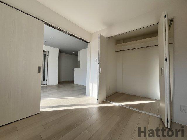 フィユフラッツ豊津リュクス　仲介手数料無料の居間・リビング