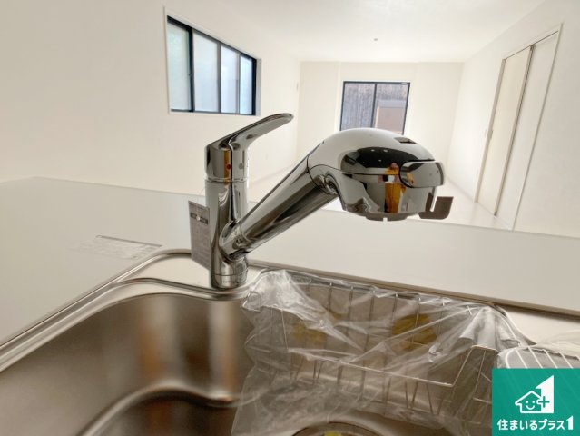 姫路市飾磨区構　第1期　新築一戸建ての独立洗面台|清潔感のある洗面台です。フラットな鏡は掃除がしやすく毎日清潔！ホースは引き出して使えるので洗顔やお掃除の際に便利です！