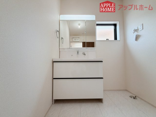 【新築住宅】熊谷市末広 第5 全2棟の独立洗面台|三面鏡付きの洗面化粧台ですので、たっぷりと収納いただけます。白を基調とした清潔感のある快適空間です。毎日の身支度も気持ち良くお使い頂けます！！
