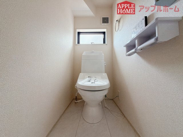 【新築住宅】熊谷市末広 第5 全2棟のトイレ|白を基調とした清潔感のある明るい空間。温水洗浄便座付きで、毎日快適・清潔に使用できます。操作しやすい壁面リモコンを採用しています。