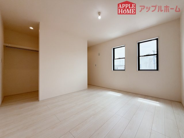 【新築住宅】熊谷市末広 第5 全2棟の洋室|２階居室は全室収納あり！たっぷりある収納活用でお部屋もキレイを保てます♪