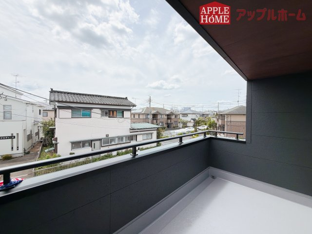 【新築住宅】熊谷市末広 第5 全2棟のバルコニー|家族分の洗濯物もしっかり干せます。日当たりも良く、毎日のお洗濯が楽しくなりそう♪お布団は手軽に干せていつもポカポカに☆