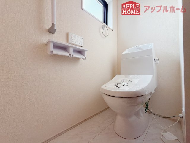 【新築住宅】熊谷市末広 第5 全2棟のトイレ|白を基調とした清潔感のある明るい空間。温水洗浄便座付きで、毎日快適・清潔に使用できます。操作しやすい壁面リモコンを採用しています。