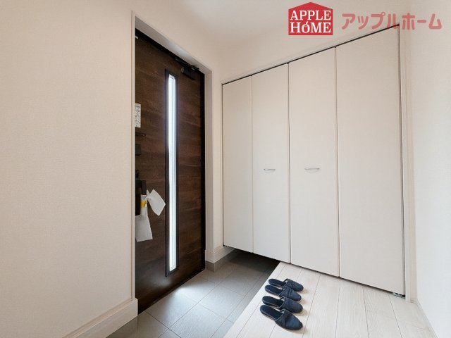 【新築住宅】熊谷市末広 第5 全2棟の玄関|ご家族皆様の靴やお手入れ用品を収納できる収納棚を設置！お家に出会う人々を迎える玄関だからこそ、常に整理整頓しておきたいですね♪