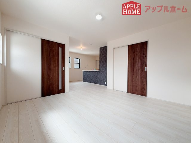 【新築住宅】熊谷市末広 第5 全2棟の居間・リビング|窓から差し込む光で家族を温かく包み込みます。明るいリビングで子育てする喜びを☆いつでも見学可能です！