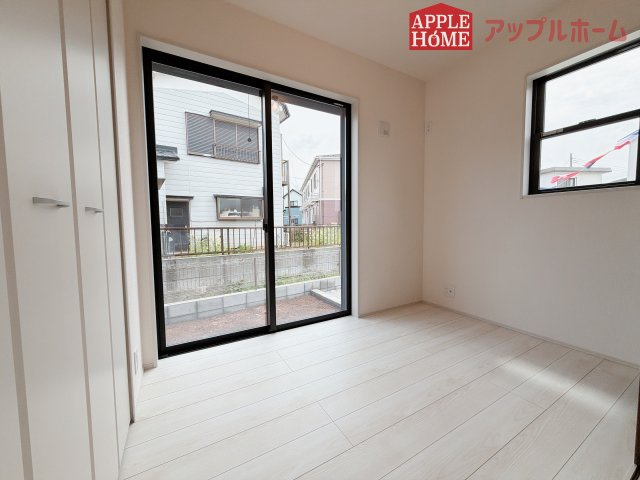 【新築住宅】熊谷市末広 第5 全2棟の洋室|クローゼット付きの洋室は、収納スペースが豊富で部屋全体がすっきりと片付きやすいのが特徴です。衣類や荷物を整理しやすく、生活感を抑えた洗練された空間を保てます。