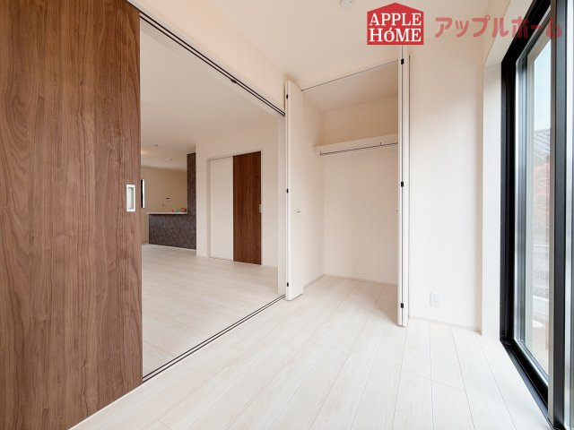 【新築住宅】熊谷市末広 第5 全2棟の洋室|クローゼット付きの洋室は、収納スペースが豊富で部屋全体がすっきりと片付きやすいのが特徴です。衣類や荷物を整理しやすく、生活感を抑えた洗練された空間を保てます。