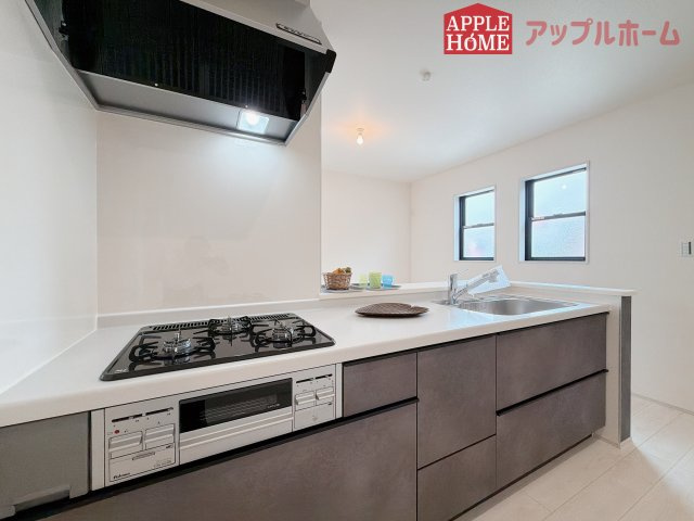 【新築住宅】熊谷市末広 第5 全2棟のキッチン|キッチンからのママ目線はコチラ♪キッチンは開放感もありリビング全体が見渡せますね♪広くて明るいキッチンは大変使いやすくなっております。