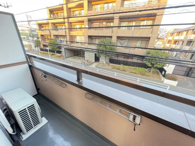 小泉マンション　礼金0　ネット無料　角部屋のバルコニー