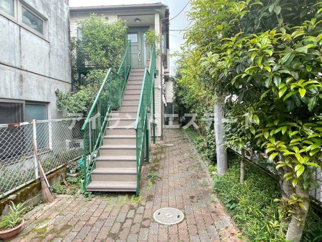 Belle House　室内洗濯機置場　バストイレ別　陽当たり良好のエントランス